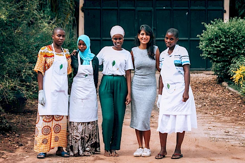 Gruppenfoto von Frauen, die in der Teemanufaktur von Kazi Yetu in Dar es Salaam arbeiten